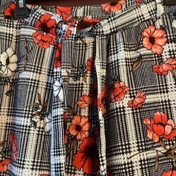 New Plus Size Hot Kiss Dark Checkered Floral Pants Flare Legs Size 1X - Picture 3 of 6
